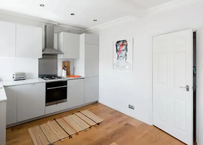 Notting Hill Home On Tree-Lined Street Near Tube Stations