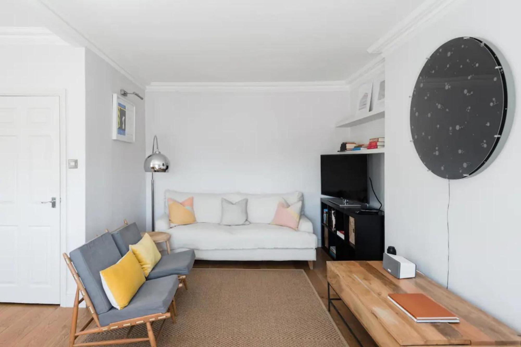 Notting Hill On Tree-lined Street Near Tube Stations * Londra