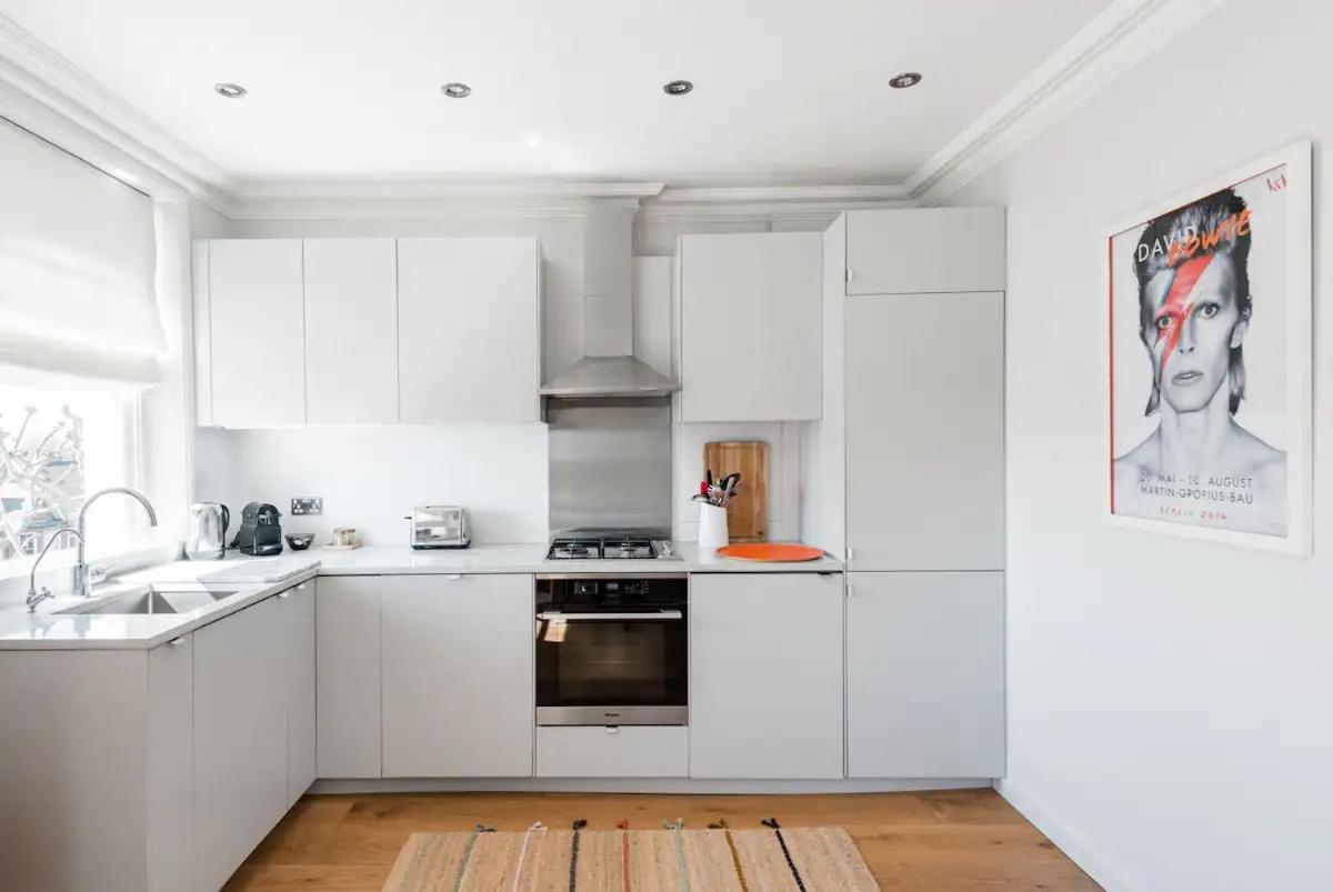 Notting Hill On Tree-lined Street Near Tube Stations * Londra